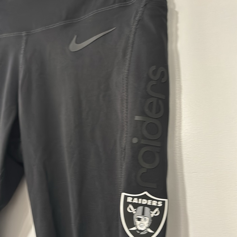 NIKE Las Vegas Raiders
Women's Nike Dri-FIT NFL Leggings - Picture 5 of 6